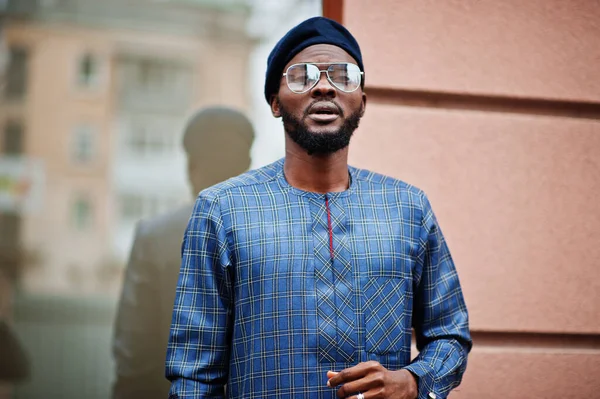 青い本物の衣装 眼鏡とベレー帽のアフリカの男 ファッショナブルなナイジェリア人男性 — ストック写真