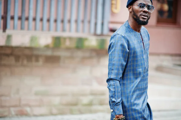 Africano Con Traje Azul Auténtico Anteojos Boina Hombre Nigeriano Moda — Foto de Stock