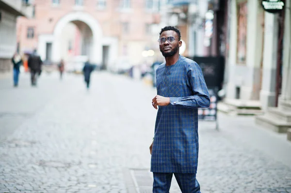 Afrikaanse Man Blauw Authentiek Kostuum Bril Modieuze Nigeriaanse Man — Stockfoto