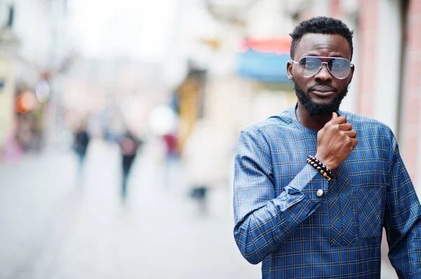 青い本物の衣装を着たアフリカの男眼鏡 ファッショナブルなナイジェリア人男性 — ストック写真