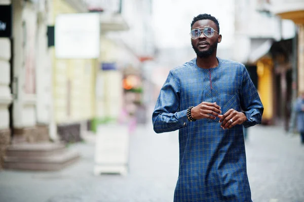 Hombre Africano Con Traje Azul Auténtico Anteojos Hombre Nigeriano Moda — Foto de Stock