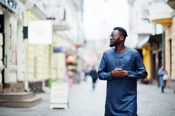 Hombre Africano Con Traje Azul Auténtico Anteojos Hombre Nigeriano Moda — Foto de Stock