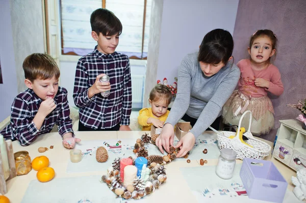 Mãe Com Quatro Filhos Faz Uma Grinalda Para Véspera Natal — Fotografia de Stock