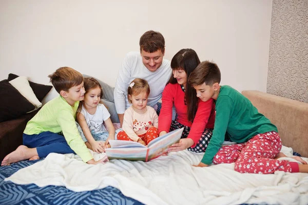 Gran Familia Feliz Está Divirtiendo Juntos Dormitorio Gran Concepto Mañana —  Fotos de Stock