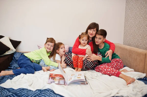 Happy Big Family Having Fun Together Bedroom Großes Familien Morgenkonzept — Stockfoto