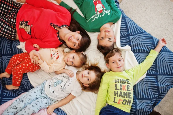 Szczęśliwa Duża Rodzina Bawi Się Razem Sypialni Duży Rodzinny Poranek — Zdjęcie stockowe