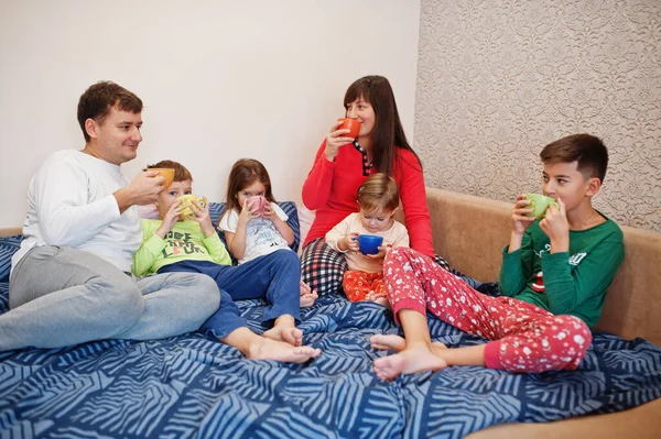 Щаслива Велика Родина Розважається Разом Спальні Велика Концепція Сімейного Ранку — стокове фото
