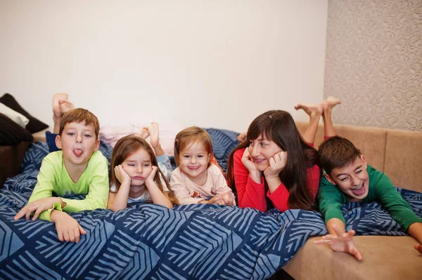 Щаслива Велика Родина Розважається Разом Спальні Велика Концепція Сімейного Ранку — стокове фото