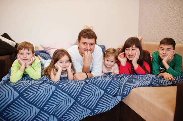 Gran Familia Feliz Está Divirtiendo Juntos Dormitorio Gran Concepto Mañana —  Fotos de Stock