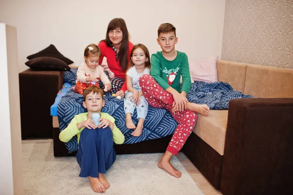 Gran Familia Feliz Está Divirtiendo Juntos Dormitorio Gran Concepto Mañana —  Fotos de Stock