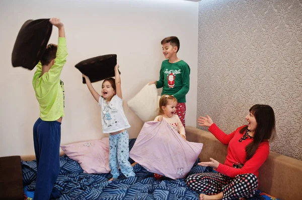 가족은 침실에서 즐거운 시간을 보내고 대가족의 개념이야 아이들이 엄마는 잠옷을 — 스톡 사진