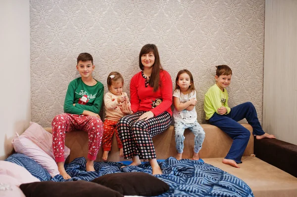 Ευτυχισμένη Μεγάλη Οικογένεια Διασκεδάζει Μαζί Στην Κρεβατοκάμαρα Μεγάλη Οικογενειακή Πρωϊνή — Φωτογραφία Αρχείου