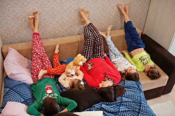 Ευτυχισμένη Μεγάλη Οικογένεια Διασκεδάζει Μαζί Στην Κρεβατοκάμαρα Μεγάλη Οικογενειακή Πρωϊνή — Φωτογραφία Αρχείου