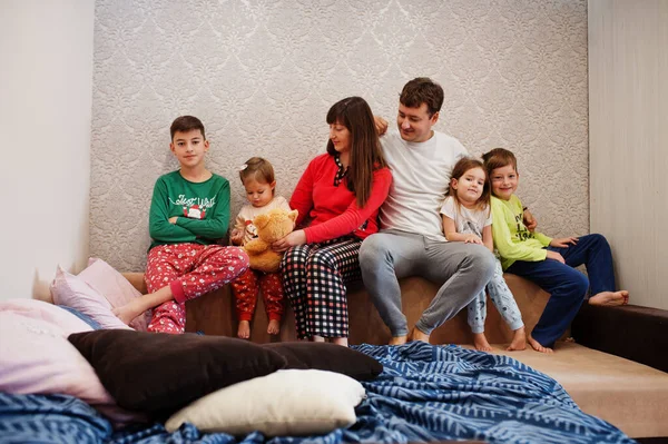 Gran Familia Feliz Está Divirtiendo Juntos Dormitorio Gran Concepto Mañana —  Fotos de Stock