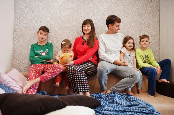 Gelukkige Grote Familie Heeft Plezier Samen Slaapkamer Groot Familie Ochtend — Stockfoto