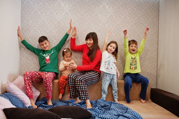 Mutlu Büyük Aile Yatak Odasında Birlikte Eğleniyor Geniş Aile Sabahı — Stok fotoğraf