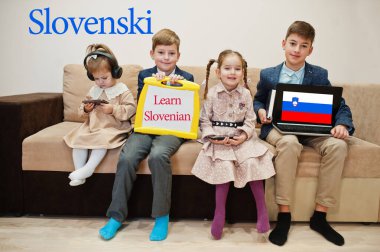 Dört çocuk yazıtlarda slovakça öğreniyor. Yabancı dil öğrenme konsepti. Slovenski.