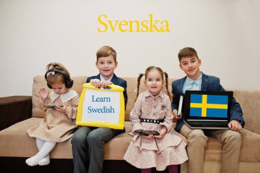 Dört çocuk yazıtları İsveççe öğreniyor. Yabancı dil öğrenme konsepti. Svenska.