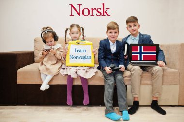 Dört çocuk Norveççe öğreniyor. Yabancı dil öğrenme konsepti. Norsk.