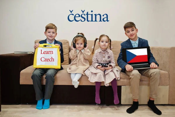 Dört çocuk yazıtları Çince öğreniyor. Yabancı dil öğrenme konsepti. Cestina..