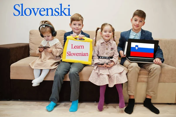 Dört çocuk yazıtlarda slovakça öğreniyor. Yabancı dil öğrenme konsepti. Slovenski.