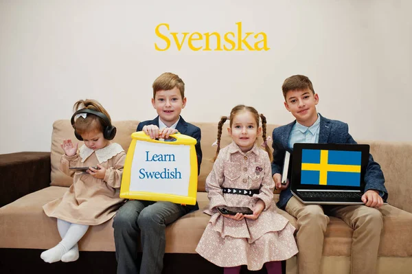 Dört çocuk yazıtları İsveççe öğreniyor. Yabancı dil öğrenme konsepti. Svenska.
