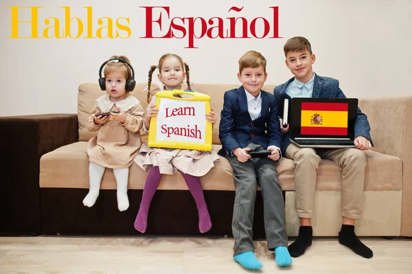 Fyra Barn Visar Inskription Lära Sig Spanska Begreppet Inlärning Främmande — Stockfoto