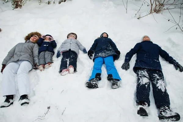 Mother Four Children Winter Nature Lying Snow — Zdjęcie stockowe