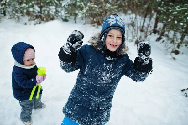 Αγόρι Και Κορίτσι Στη Χειμερινή Φύση Εξωτερικές Πόρτες Στο Χιόνι — Φωτογραφία Αρχείου