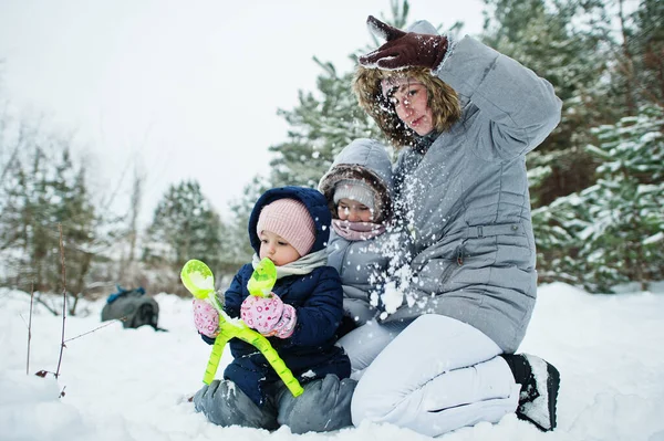 Мати Двома Доньками Дівчатами Зимовій Природі Відкритому Повітрі Снігу — стокове фото