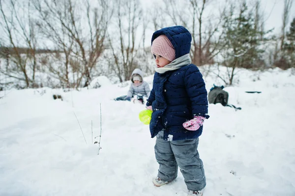 Kış Doğasında Küçük Bir Kız Dışarıda Karda — Stok fotoğraf