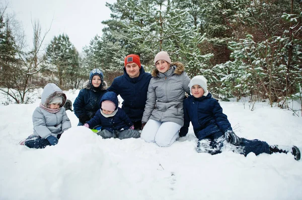 Ojciec Matka Czwórką Dzieci Zimowej Naturze Zewnątrz Śniegu — Zdjęcie stockowe