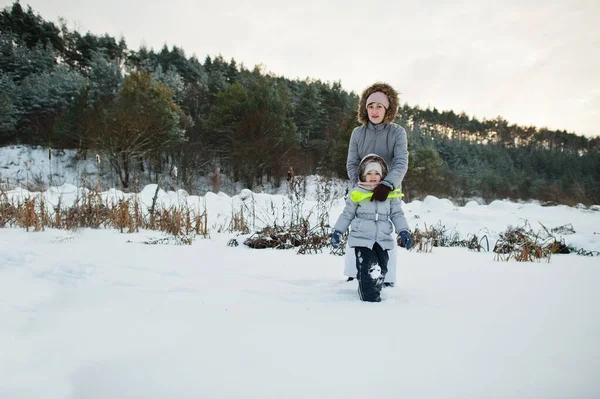 Мати Дочкою Дівчинки Зимовій Природі Відкритому Повітрі Снігу — стокове фото