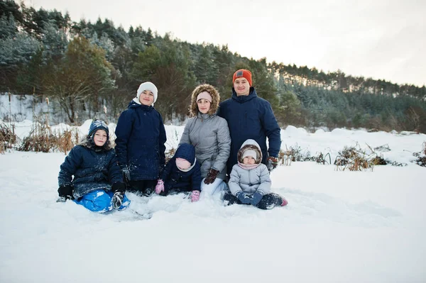 Батько Мати Чотирма Дітьми Зимовій Природі Відкритому Повітрі Снігу — стокове фото