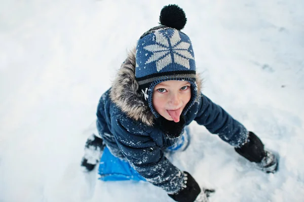 Αγόρι Δείχνουν Γλώσσα Στη Χειμερινή Φύση Εξωτερικές Πόρτες Στο Χιόνι — Φωτογραφία Αρχείου