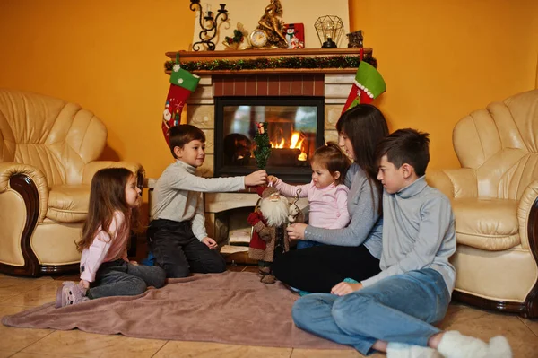 Happy Young Large Family Fireplace Warm Living Room Winter Day — Zdjęcie stockowe