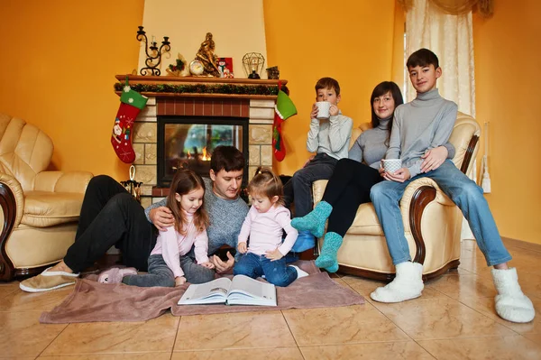 Glückliche Junge Großfamilie Hause Kamin Warmen Wohnzimmer Einem Wintertag — Stockfoto