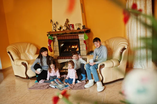 Happy Young Large Family Fireplace Warm Living Room Winter Day — Zdjęcie stockowe