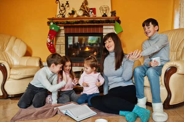 Happy Young Large Family Home Fireplace Warm Living Room Winter — Zdjęcie stockowe