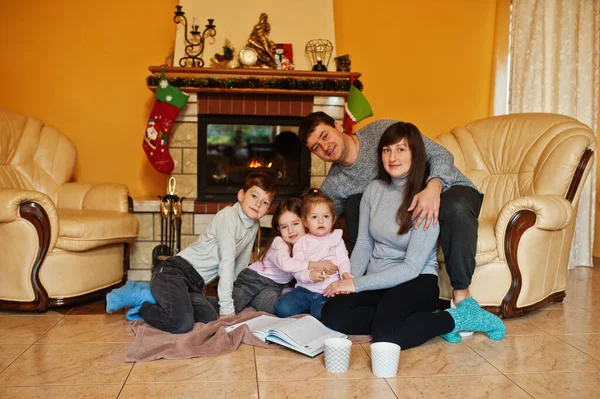Szczęśliwa Młoda Duża Rodzina Domu Przy Kominku Ciepłym Salonie Zimowy — Zdjęcie stockowe