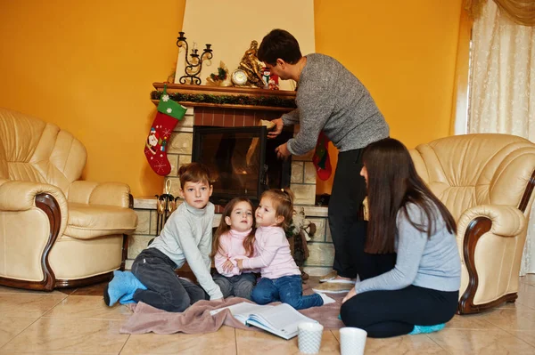 Ευτυχισμένη Νεαρή Μεγάλη Οικογένεια Στο Σπίτι Από Ένα Τζάκι Στο — Φωτογραφία Αρχείου