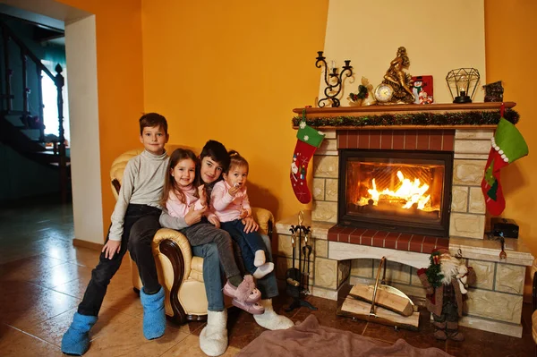 Happy Four Kids Home Fireplace Warm Living Room Winter Day — Zdjęcie stockowe