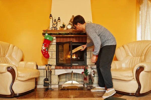 Man Home Fireplace Warm Living Room Winter Day — Fotografia de Stock