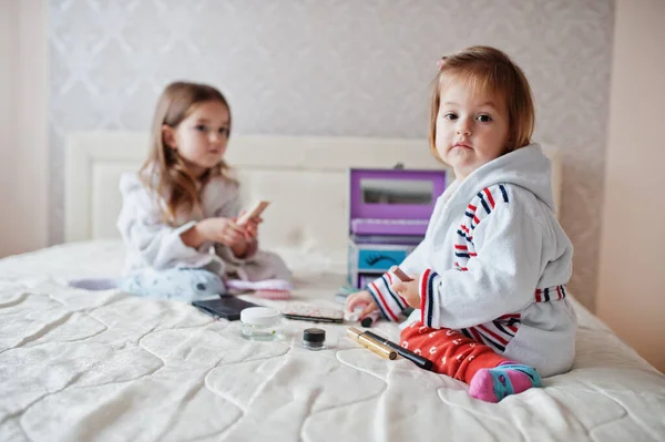 Two Girls Sisters Doing Makeup Bed Bedroom — стоковое фото