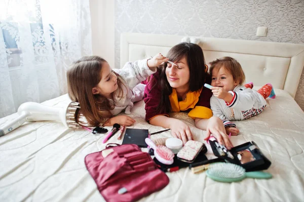 Μητέρα Και Κόρες Κάνουν Μακιγιάζ Στο Κρεβάτι Στην Κρεβατοκάμαρα — Φωτογραφία Αρχείου