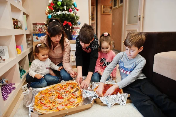 Happy Family Four Kids Eating Pizza Home — Stockfoto
