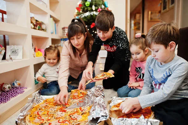 Happy Family Four Kids Eating Pizza Home — стоковое фото
