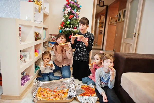Happy Family Four Kids Eating Pizza Home — стоковое фото