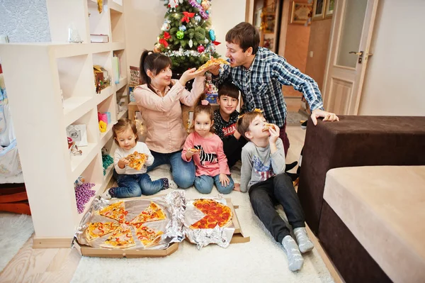 Familia Feliz Con Cuatro Niños Comiendo Pizza Casa —  Fotos de Stock