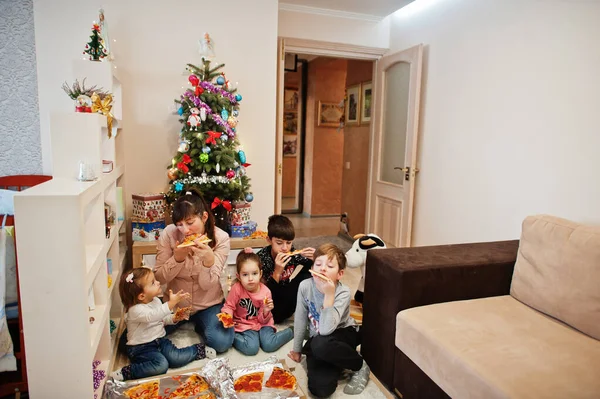 Happy Family Four Kids Eating Pizza Home — Zdjęcie stockowe